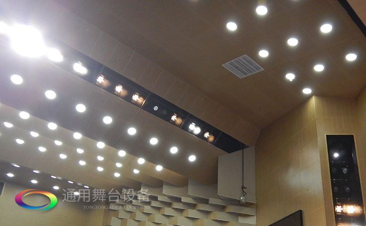 科學(xué)計劃工期、合理交叉施工,保質(zhì)保量順利完成工程的交付!通用舞臺阻燃幕布承接羊城廣州培英中學(xué)報告廳項目!