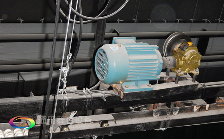 科學(xué)計劃工期、合理交叉施工,保質(zhì)保量順利完成工程的交付!通用舞臺阻燃幕布承接羊城廣州培英中學(xué)報告廳項目!