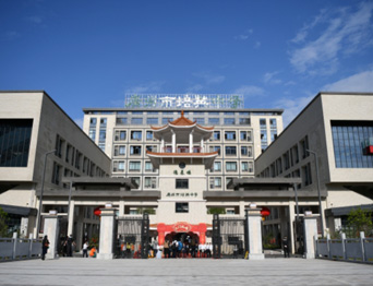 通用舞臺吊桿承接廣州市培英中學，大屏幕顯示系統、音頻擴聲系統、燈光系統、舞臺吊桿及機械等多系統相互協作