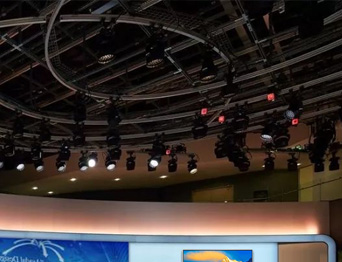 河北承德灤平縣廣播電視臺演播廳聲光電建設項目竣工驗收——舞臺阻燃幕布企業通用舞臺承建