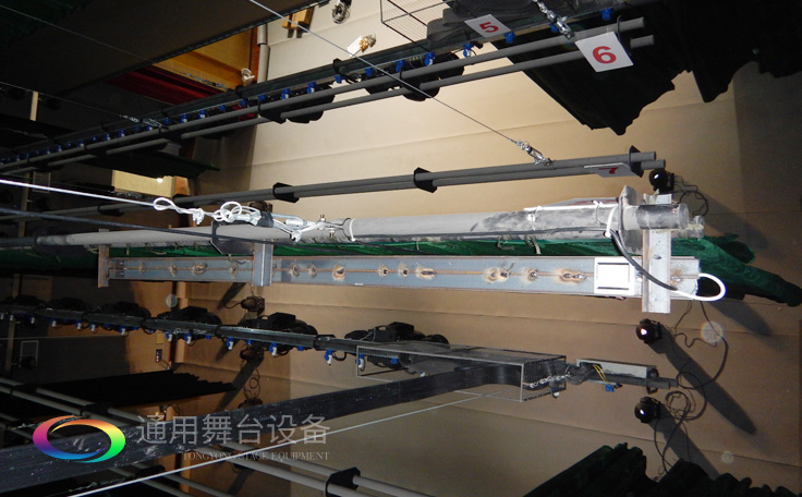 珠海一中多功能文體中心由通用舞臺吊桿設(shè)計，安裝與施工，項目現(xiàn)已竣工投入使用中！全面滿足了學(xué)術(shù)報告、技術(shù)培訓(xùn)、文藝演出等活動需求！