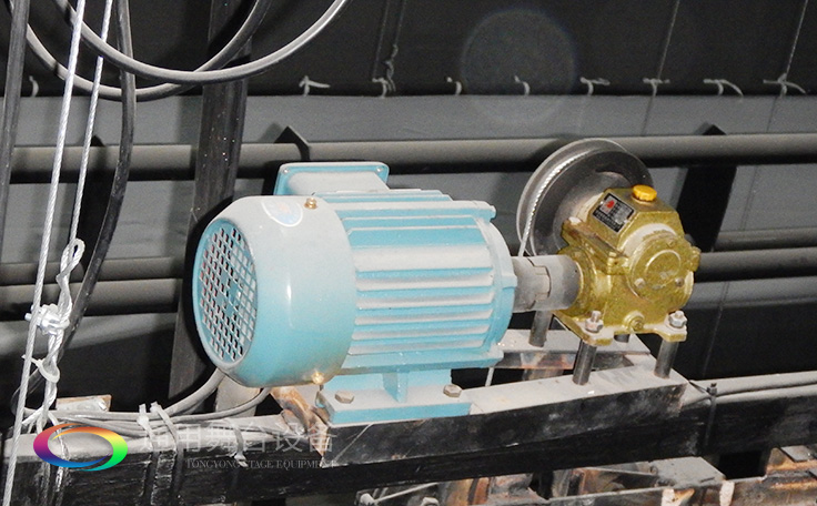 基于組態(tài)軟件技術(shù)和PLC控制技術(shù)的集散式舞臺(tái)吊桿控制系統(tǒng)