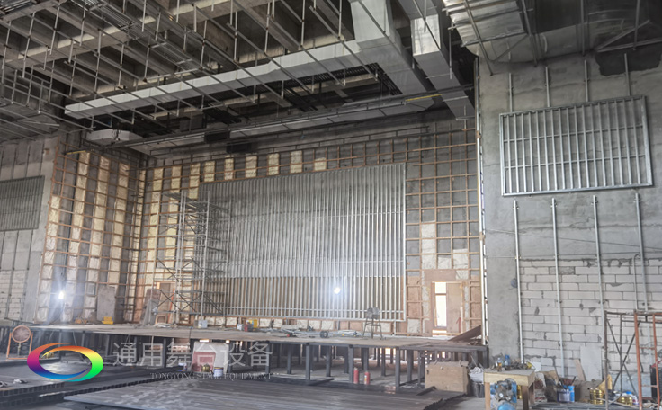 為學(xué)校教學(xué)科研、人才培養(yǎng)提供更好的服務(wù)!桂醫(yī)報告廳舞臺吊桿、LED等項(xiàng)目竣工并投入使用