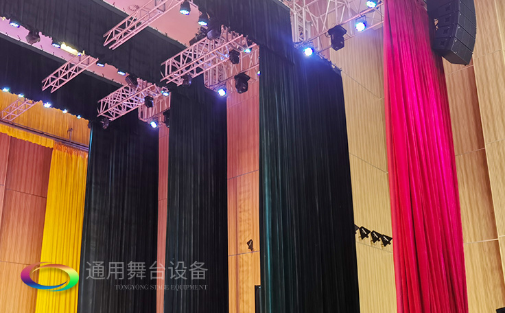 遷換場(chǎng)景、揭示活動(dòng)主體、渲染演出氣氛、提升演出效果——舞臺(tái)幕布、泰州舞臺(tái)吊桿