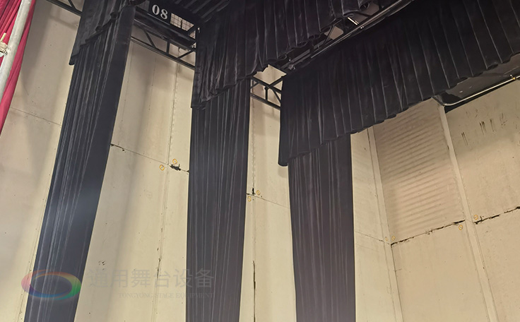 通用舞臺吊桿教您如何選購高性價比阻燃幕布產品！