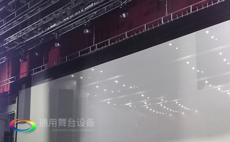 通用舞臺(tái)承建：南京曉莊學(xué)院報(bào)告廳舞臺(tái)項(xiàng)目（舞臺(tái)音響、舞臺(tái)燈光吊桿、幕布...）