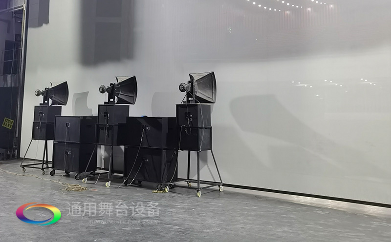 通用舞臺(tái)承建：南京曉莊學(xué)院報(bào)告廳舞臺(tái)項(xiàng)目（舞臺(tái)音響、舞臺(tái)燈光吊桿、幕布...）