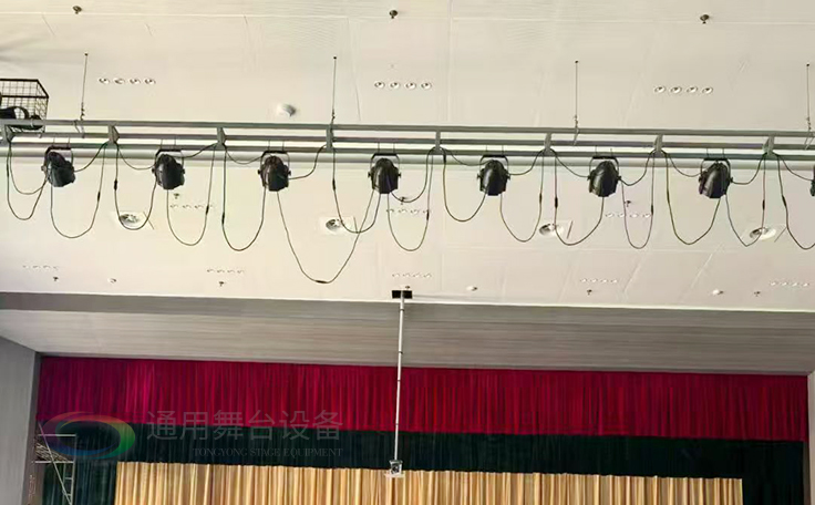 通用舞臺(tái)承建江蘇某學(xué)院報(bào)告廳項(xiàng)目，包括舞臺(tái)燈光、舞臺(tái)吊桿、幕布等核心設(shè)備的設(shè)計(jì)與安裝