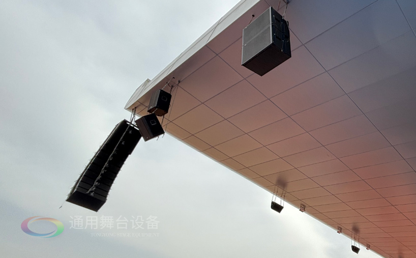 通用舞臺機械完成某高校體育場線陣列音箱、舞臺吊桿等設備架設 提升大型活動視聽體驗